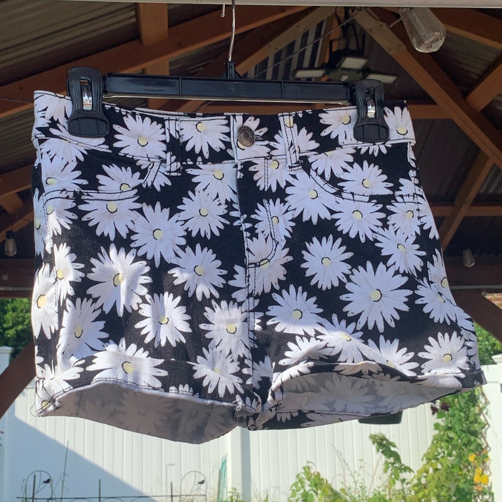 SO black and white daisy print shorts